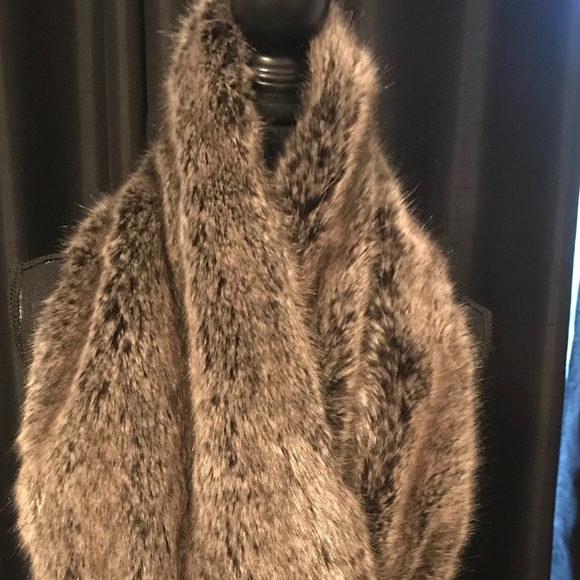 NWT Banana Republic Faux Fur Scarf - Picture 6 of 6